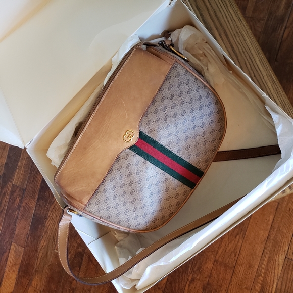 Gucci Handbags - Vintage Gucci purse with box